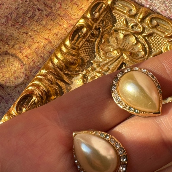 SWAROVSKI crystals and faux pearls tear drop earrings for pierced ears - Picture 11 of 13